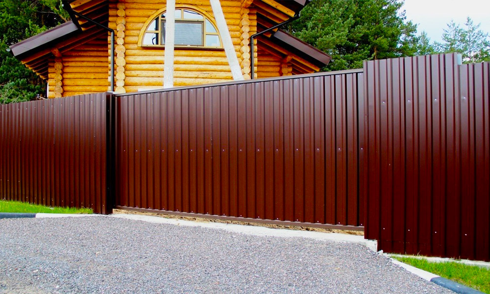 Ограждение коммерческой территории профлистом НС18